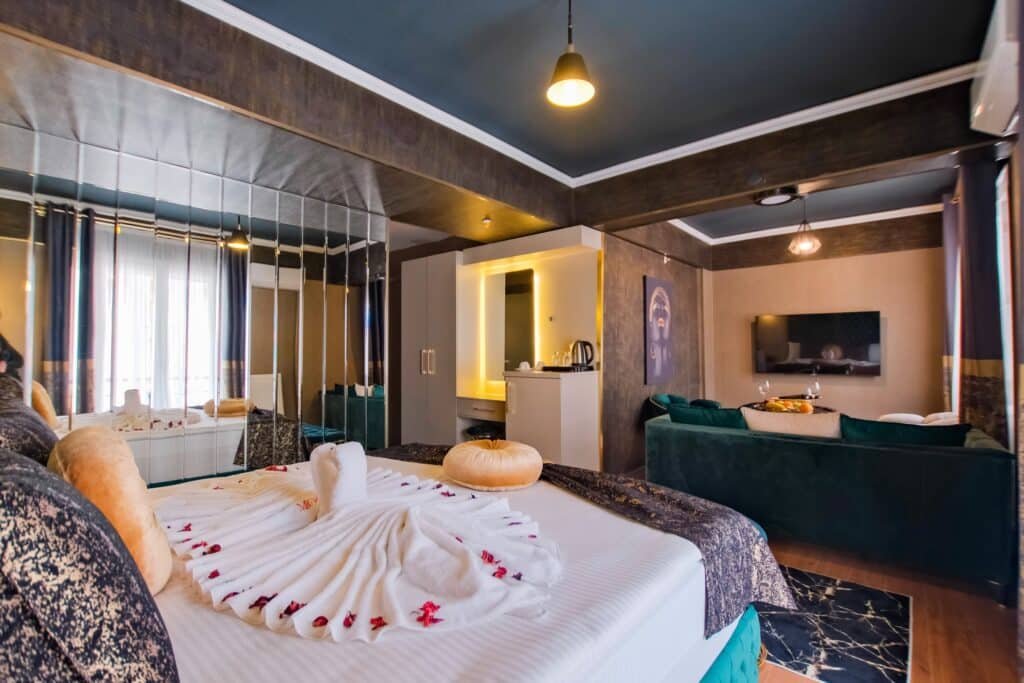 Deluxe Jakuzili odada gül yaprağıyla süslenmiş çift kişilik yatak