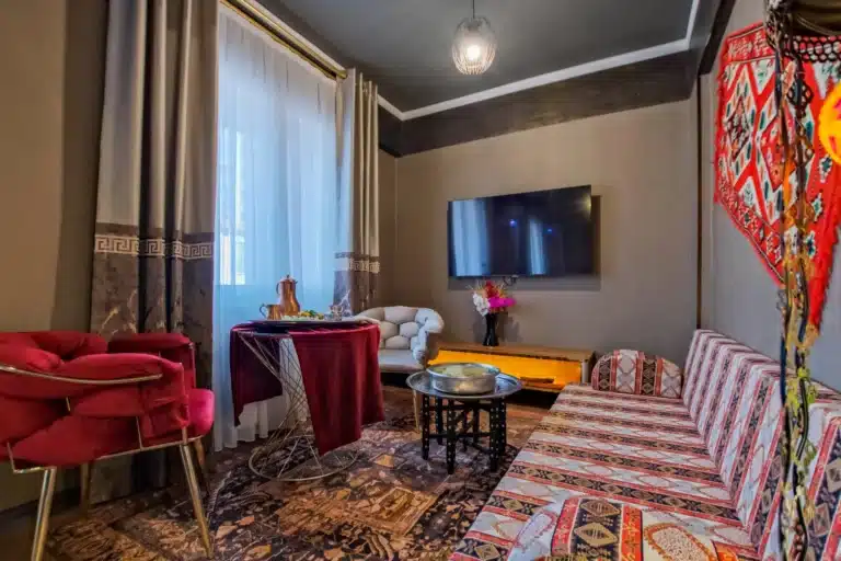 Şark Köşeli Suit'te kilim desenli oturma köşesi ve televizyon