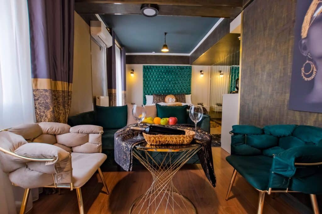 Restoranda servise hazırlanmış masalar
