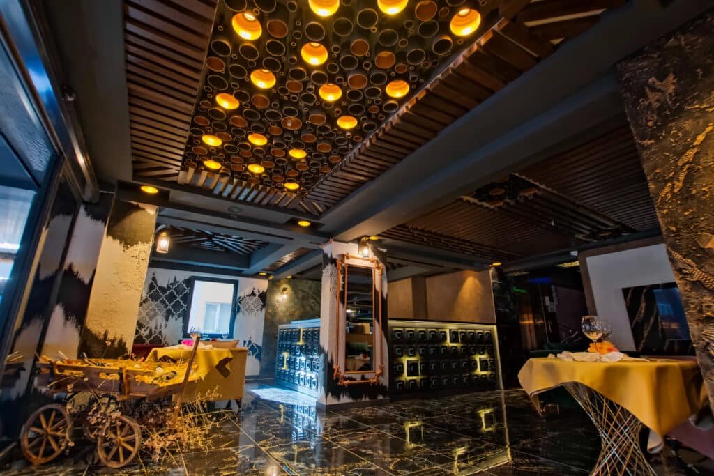 Restoran katında akşam servisi düzeni