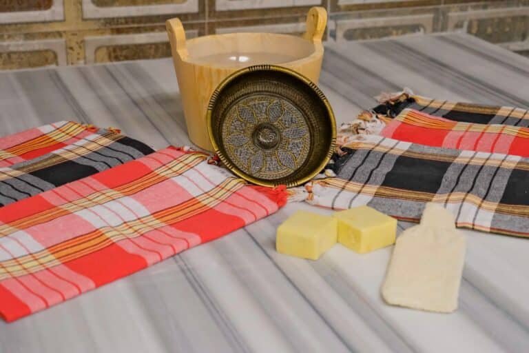 Peştemal üzerinde bakır hamam tası ve doğal sabunlar