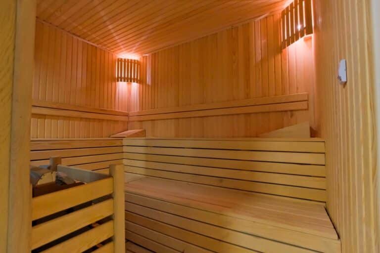 Ahşap sauna kabini ve iç aydınlatması