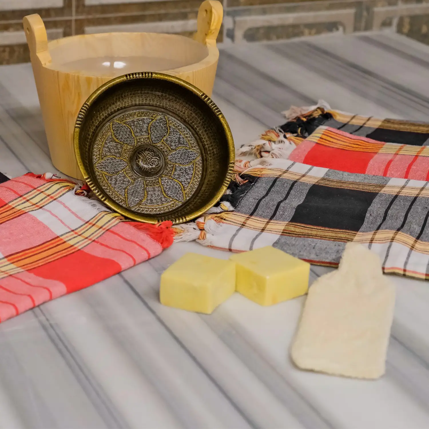 Peştemal, bakır tas ve doğal sabunlarla hamam hazırlığı