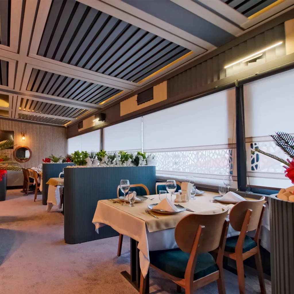 Restoranda pencere kenarı yemek masaları