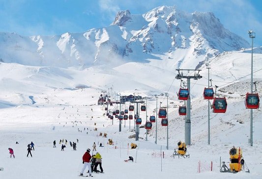 Erciyes Kayak Merkezi'nde teleferik ve kayak pisti