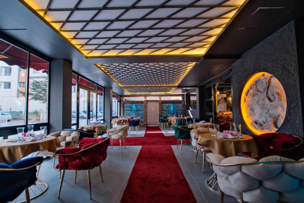 Otel kafeteryasında oturma düzeni