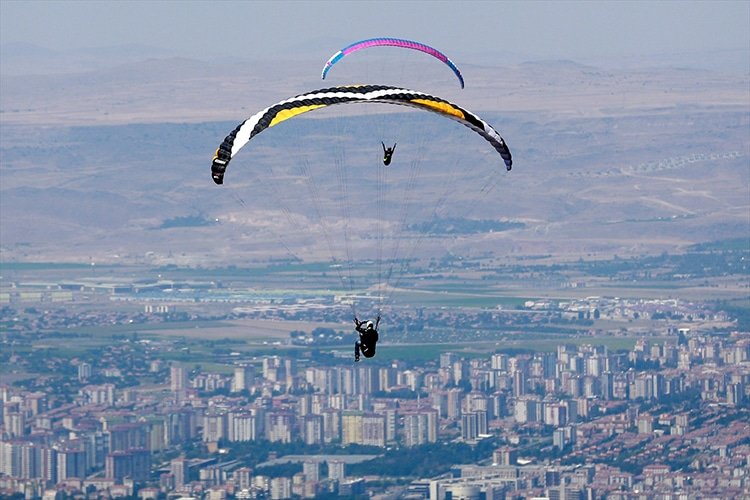 Kayseri üzerinde yamaç paraşütü uçuşu